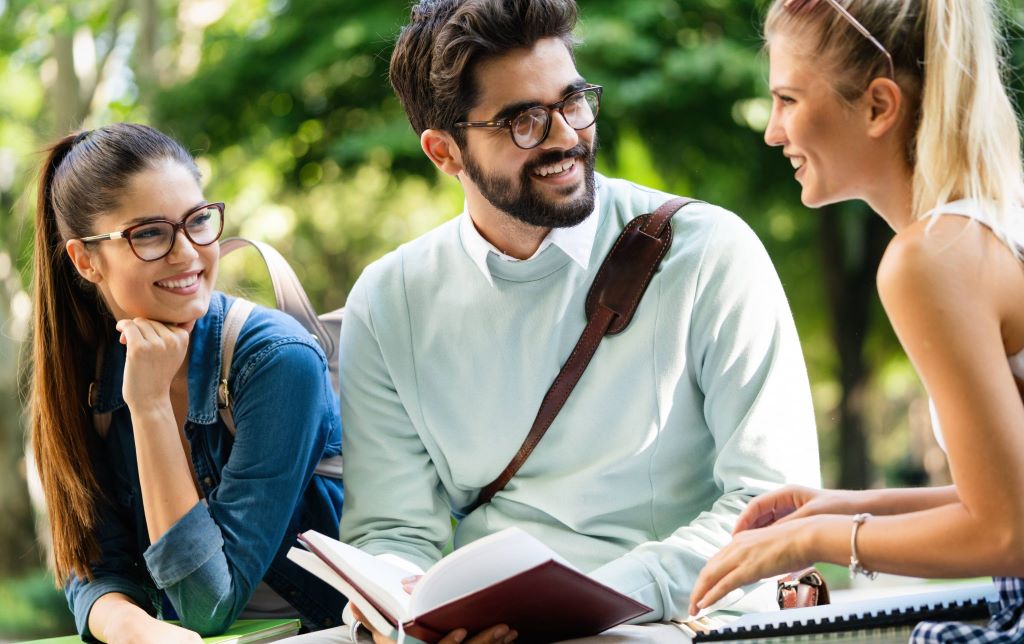 Portada de la propuesta Tecnicatura Universitaria en Corrección de Textos Digitales - A distancia -